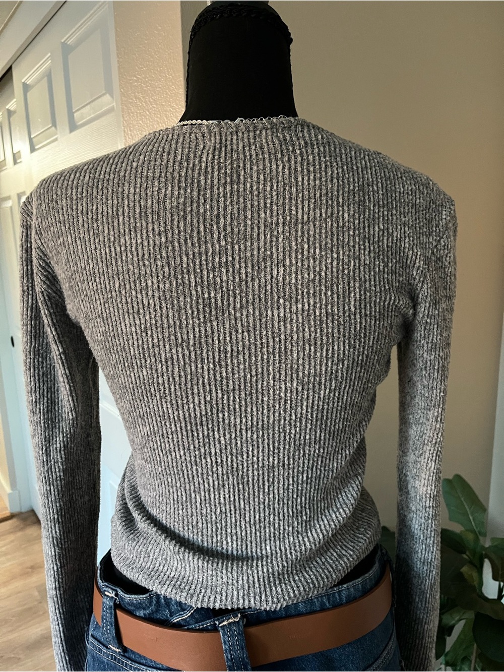 Gray Ribbed Knit Top Medium - Picture 5 of 6